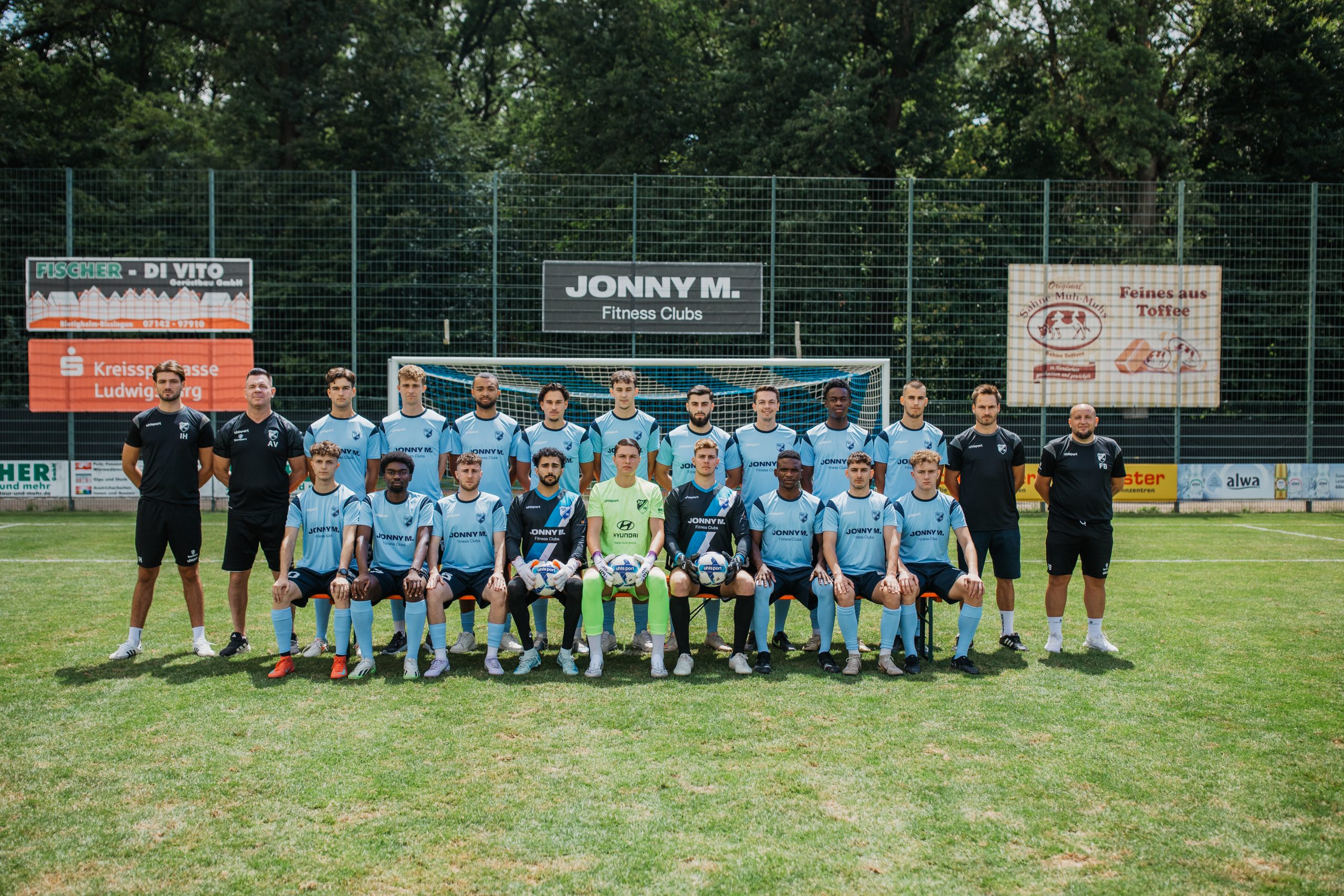 Jubelnde Herrenmannschaft des FSV 08 Bietigheim-Bissingen